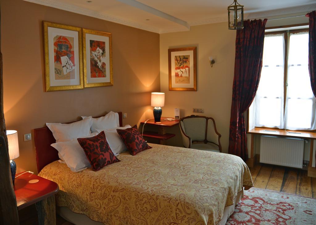 Les Deux Chevres Hotel